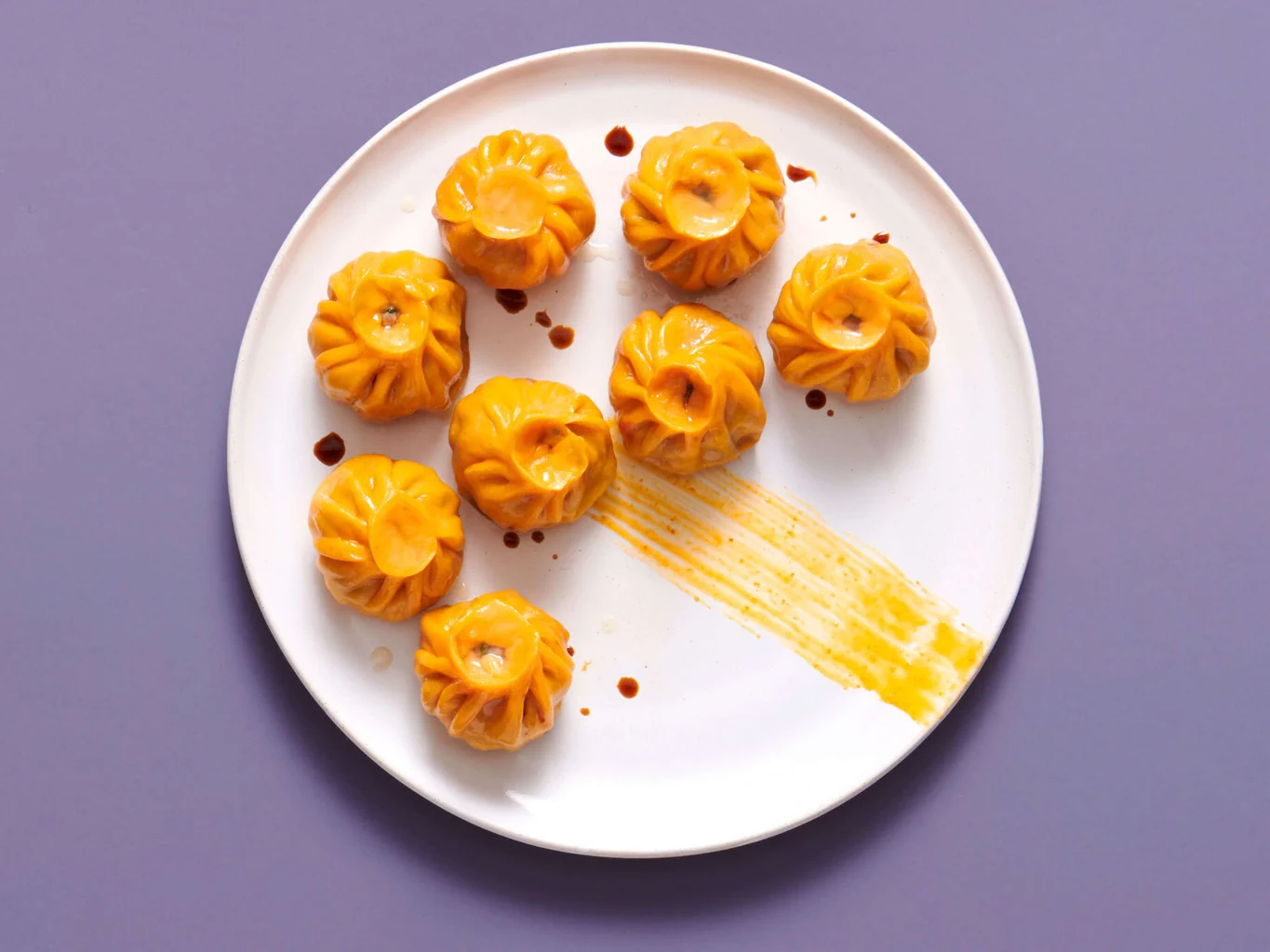Momos arancioni ripieni di carne macinata