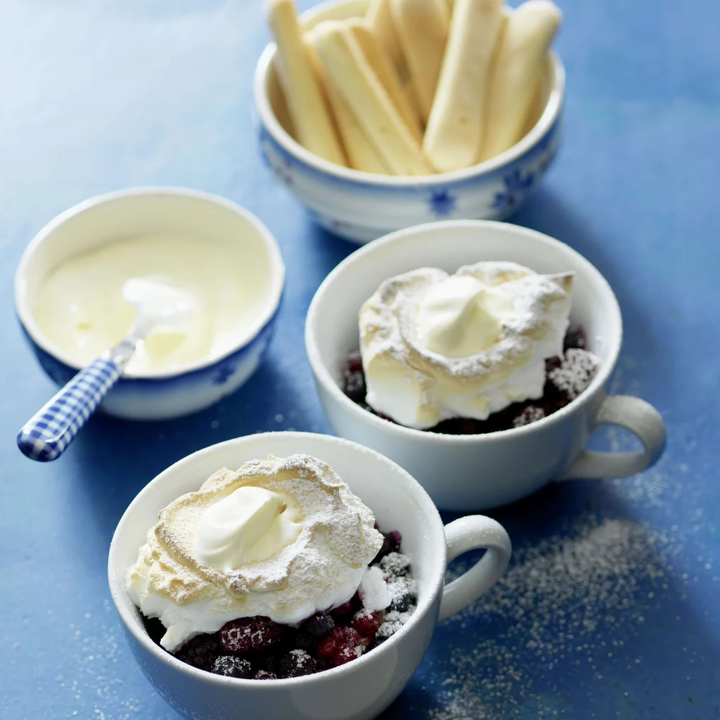 Heisse Beeren mit Baiserhaube