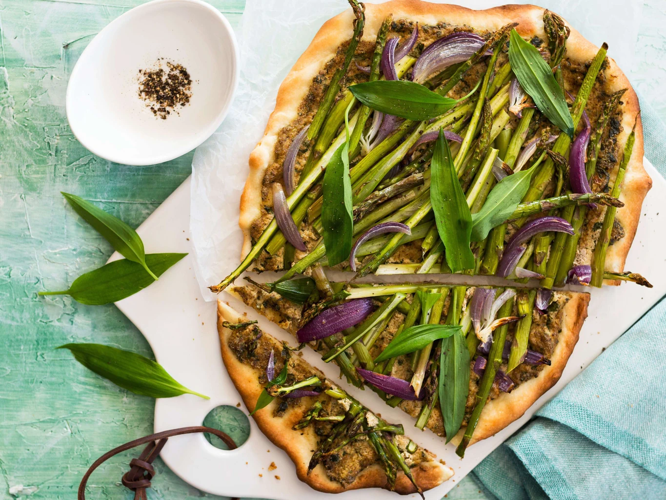 Pizza agli asparagi con tofu affumicato