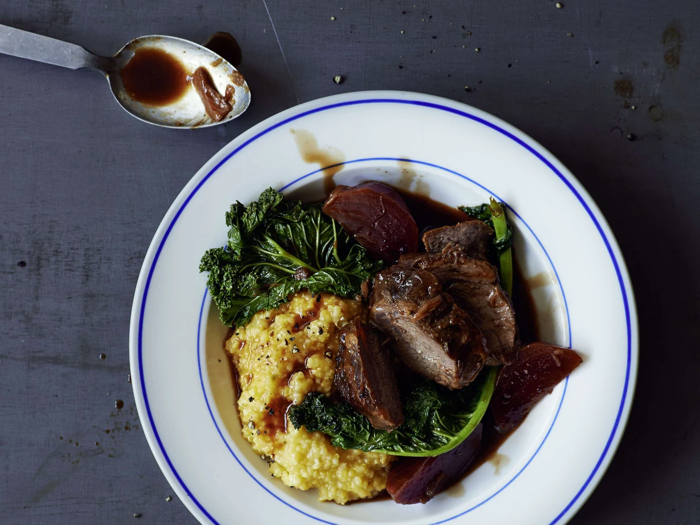 Kalbskopfbäggli mit Bier, Wintergemüse und Polenta