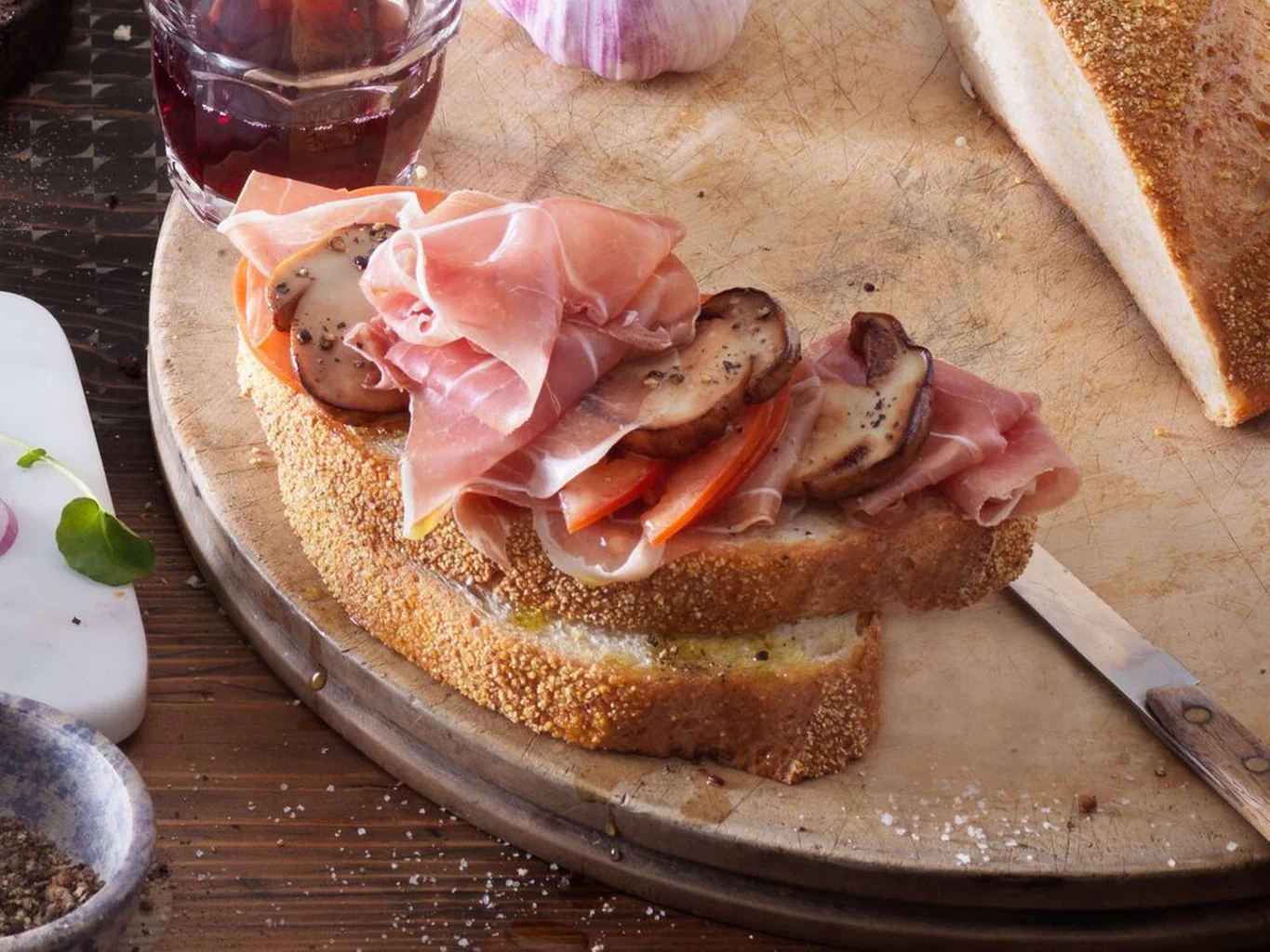 Panino mit Prosciutto crudo San Pietro und Steinpilzen