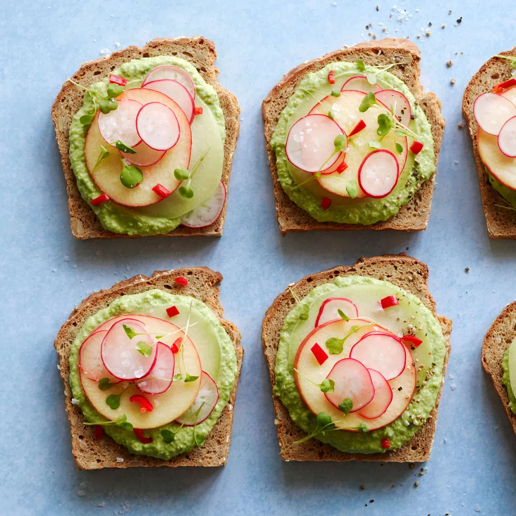 Vollkornbrot mit Erbsenaufstrich