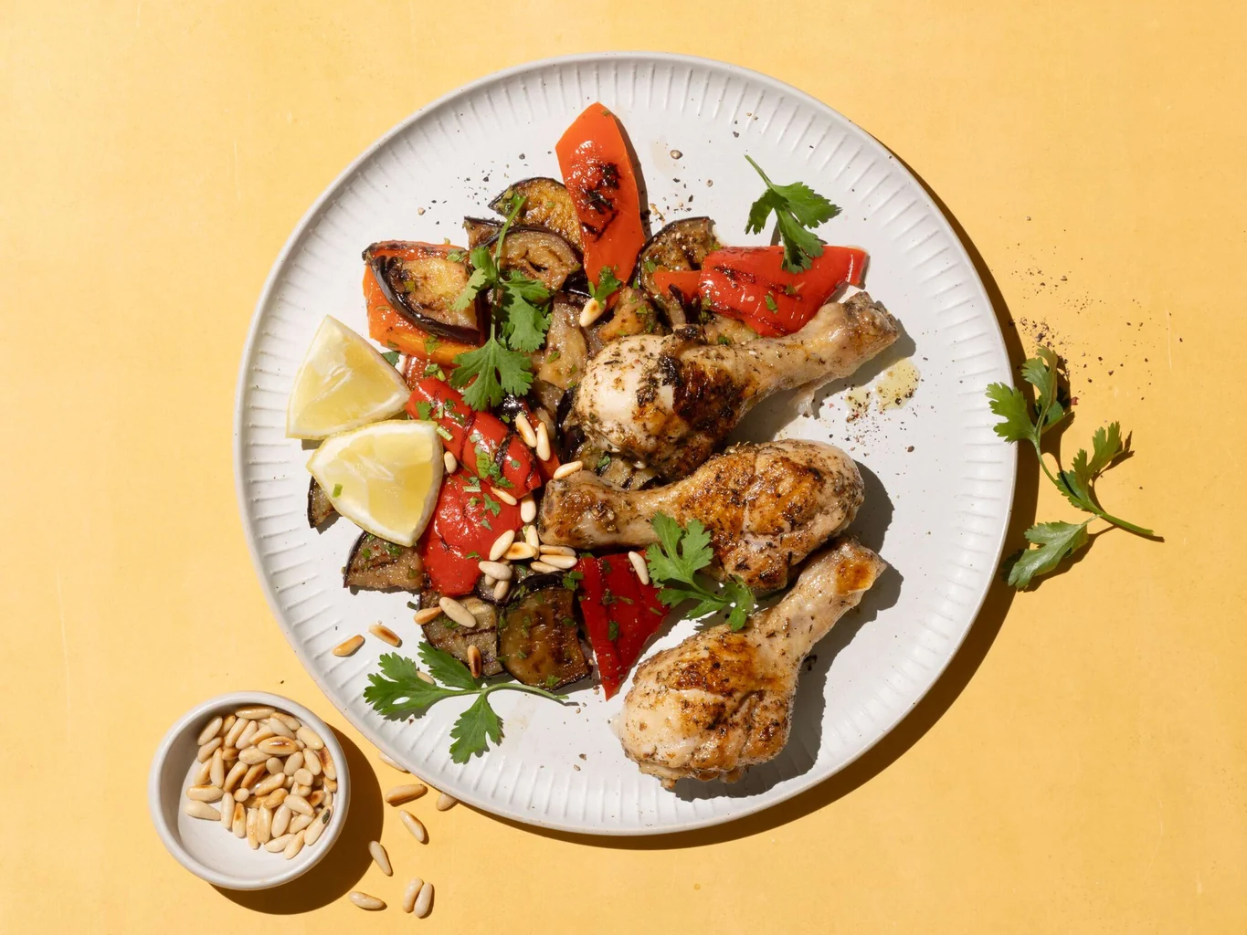 Pilons de poulet et salade d'aubergines sur le gril 
