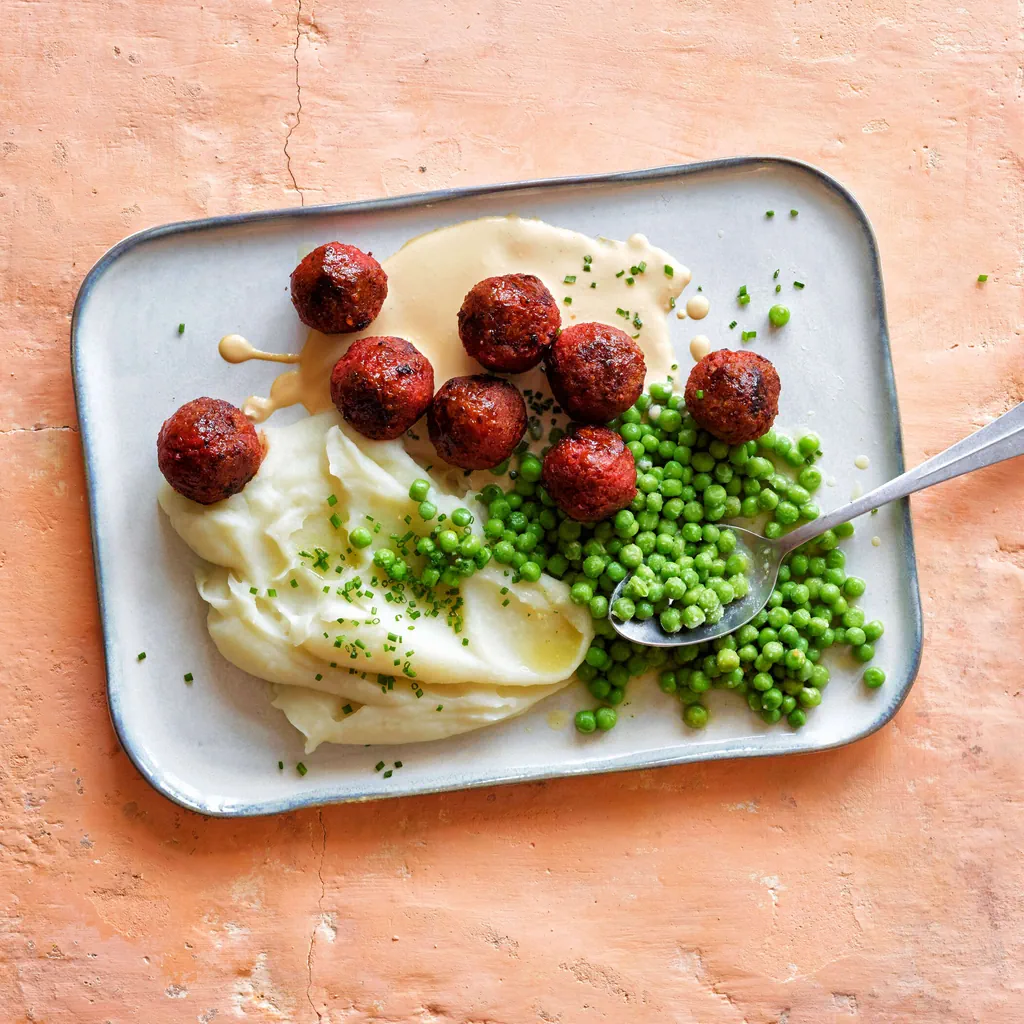 Vegetarische Hackbällchen mit Kartoffelstock und Erbsen