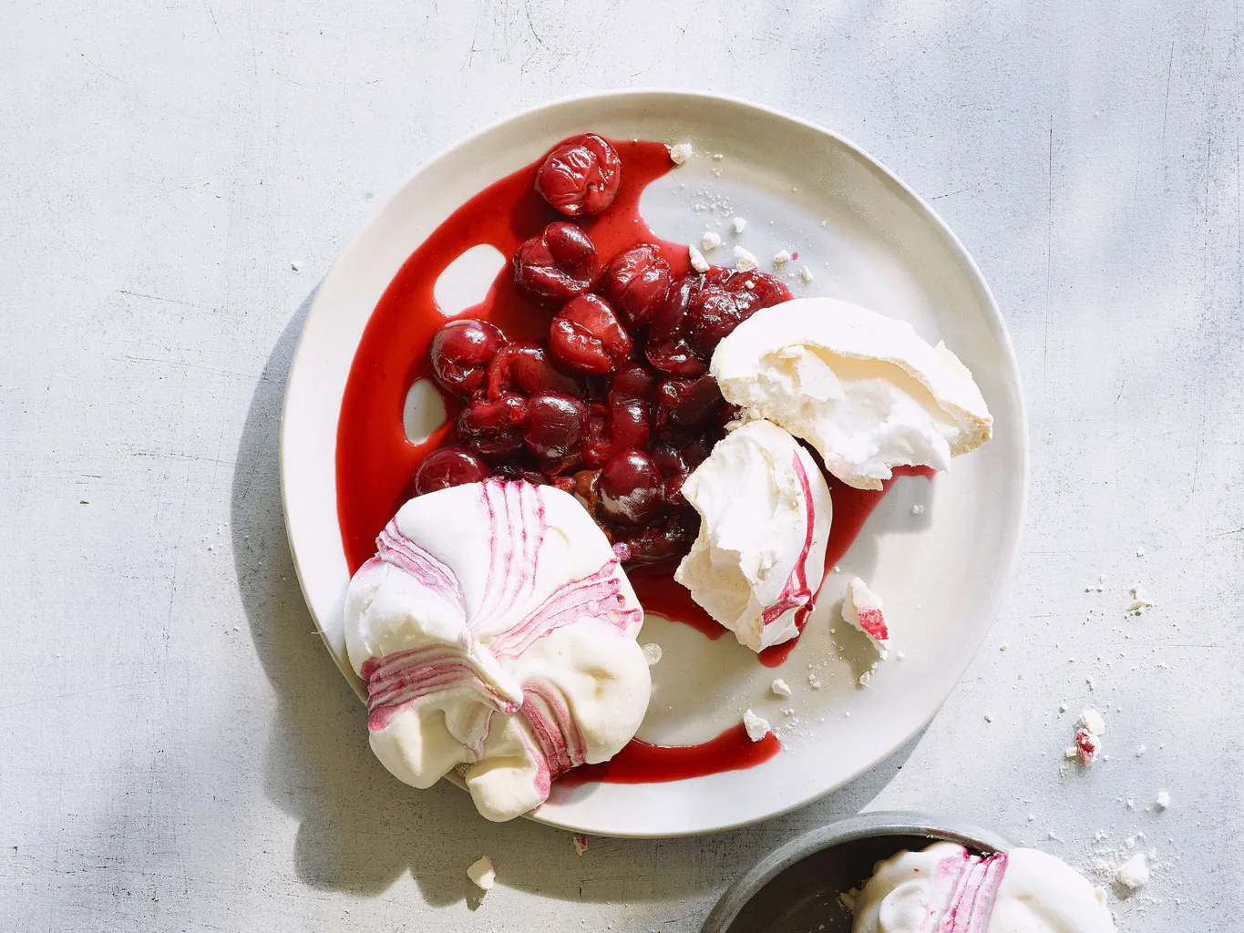 Meringues avec cerises au rhum
