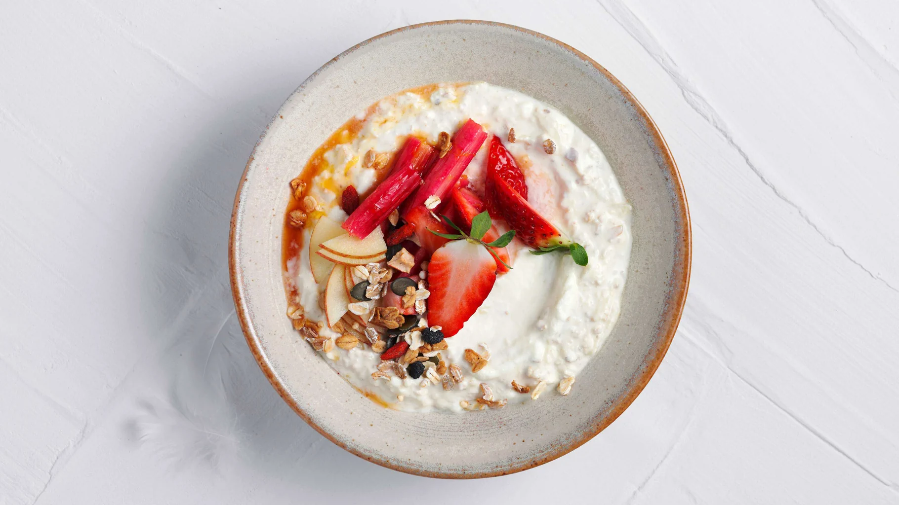 Birchermüesli mit Erdbeeren und Rhabarber