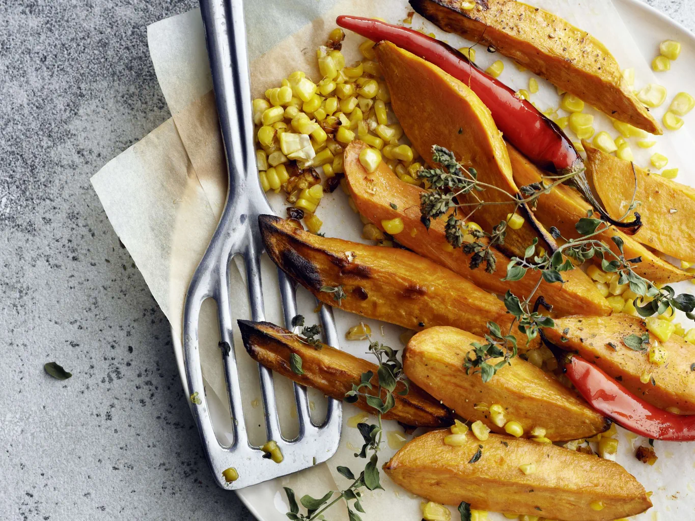 Spicchi di patate dolci con mais al forno
