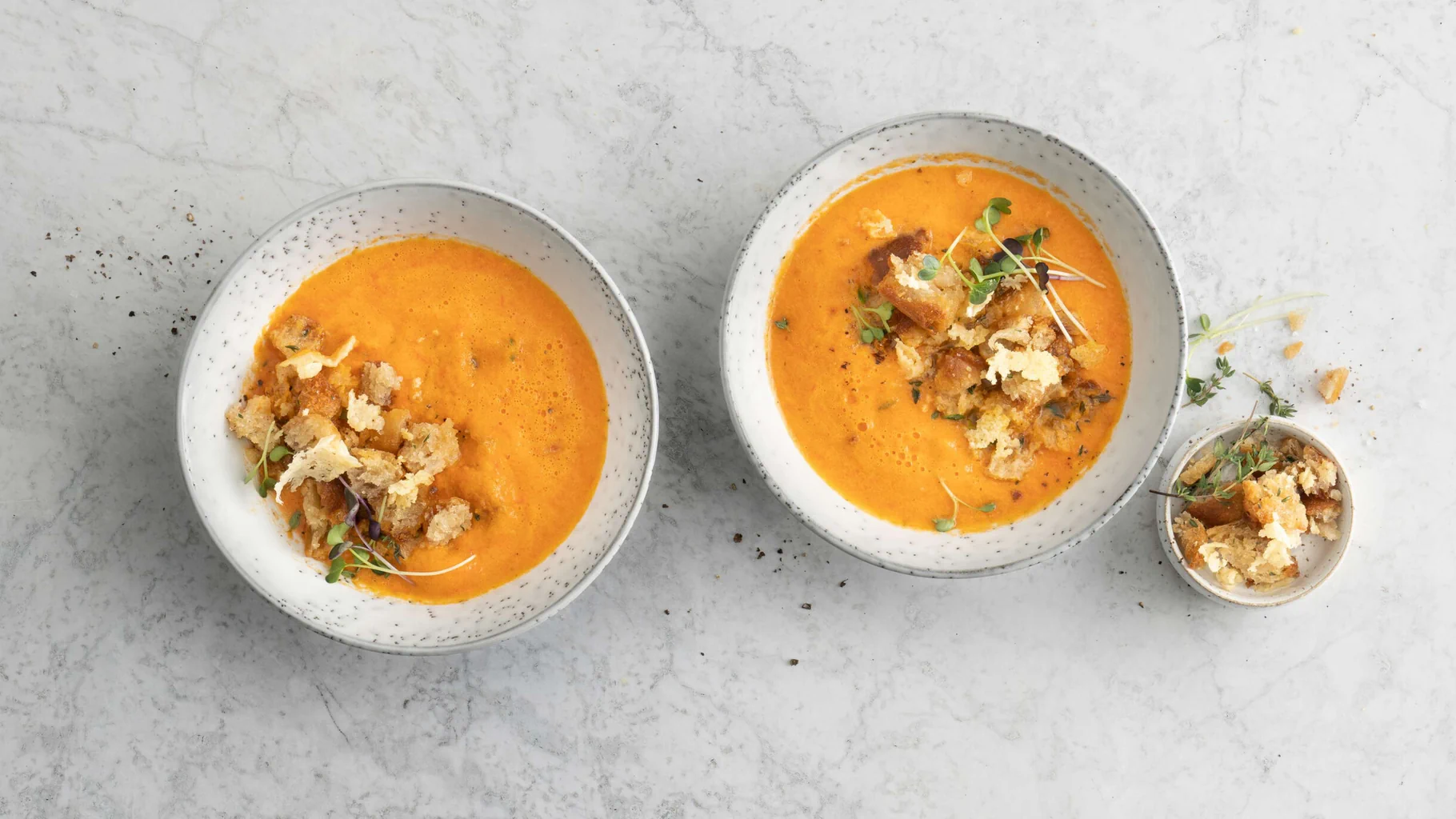 Zuppa di peperoni con crostini al parmigiano