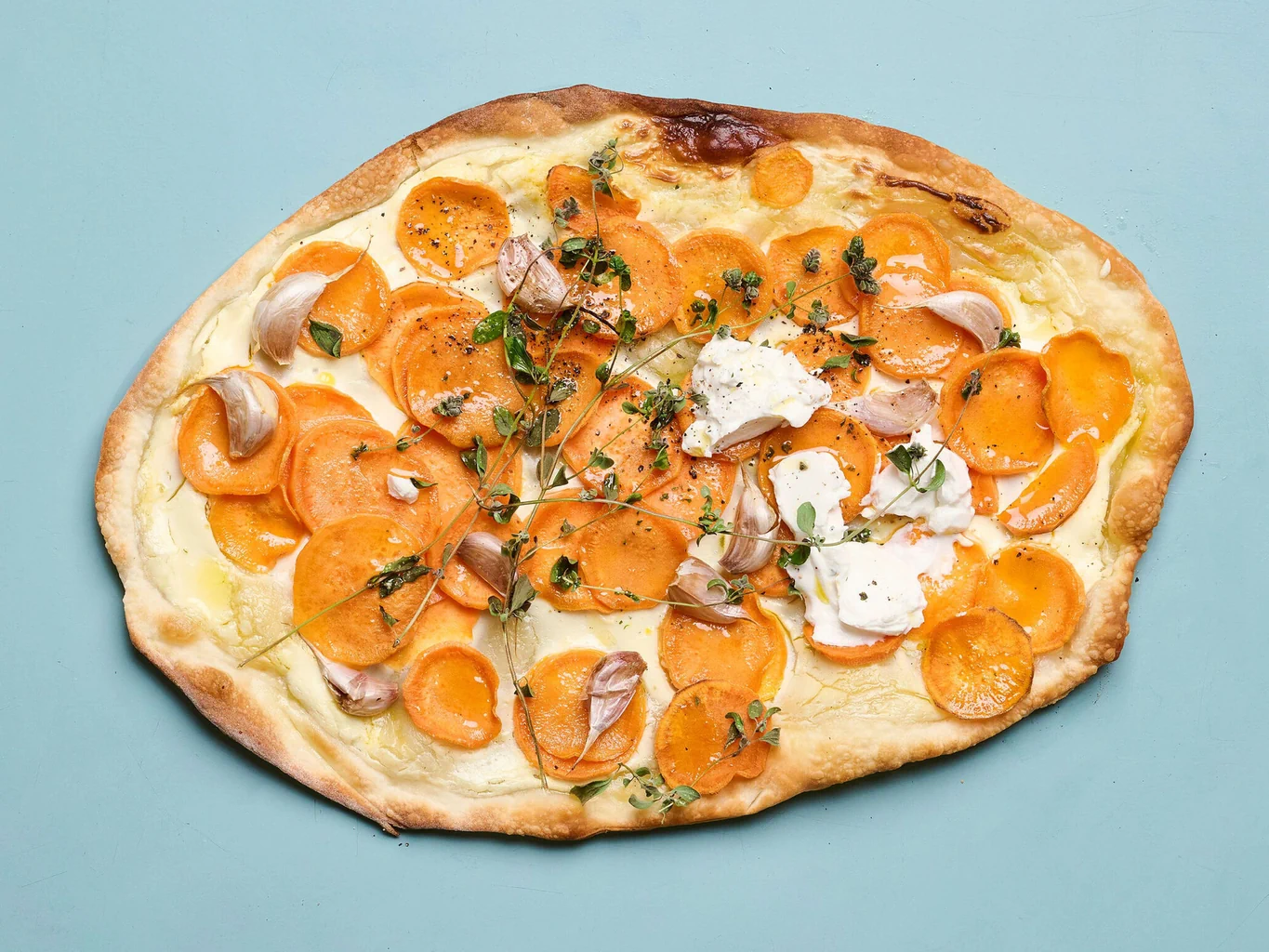 Flammkuchen mit Süsskartoffeln und Ziegenkäse