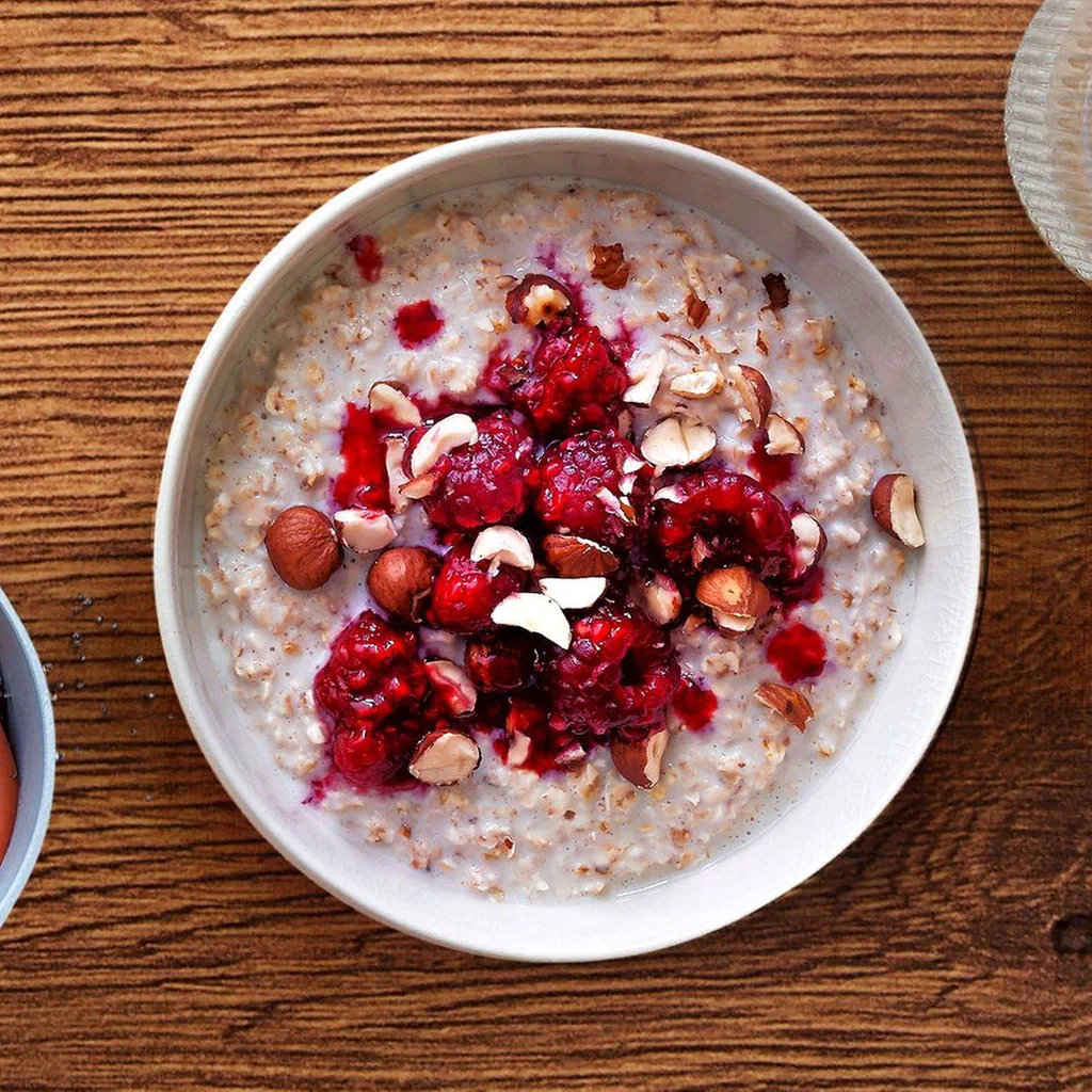 Porridge con topping di frutta