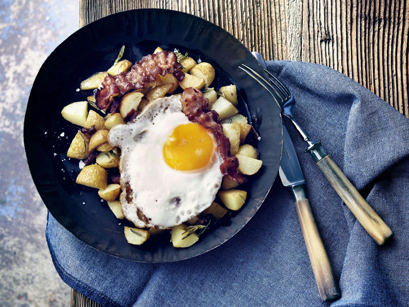 Kartoffelpfanne mit Speck und Spiegelei