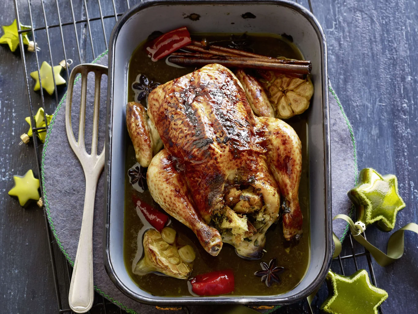 Lackiertes Poulet mit Brot-Koriander-Füllung