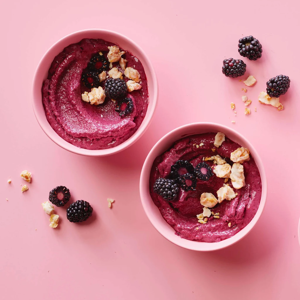 Brombeer-Softice mit Knuspertopping