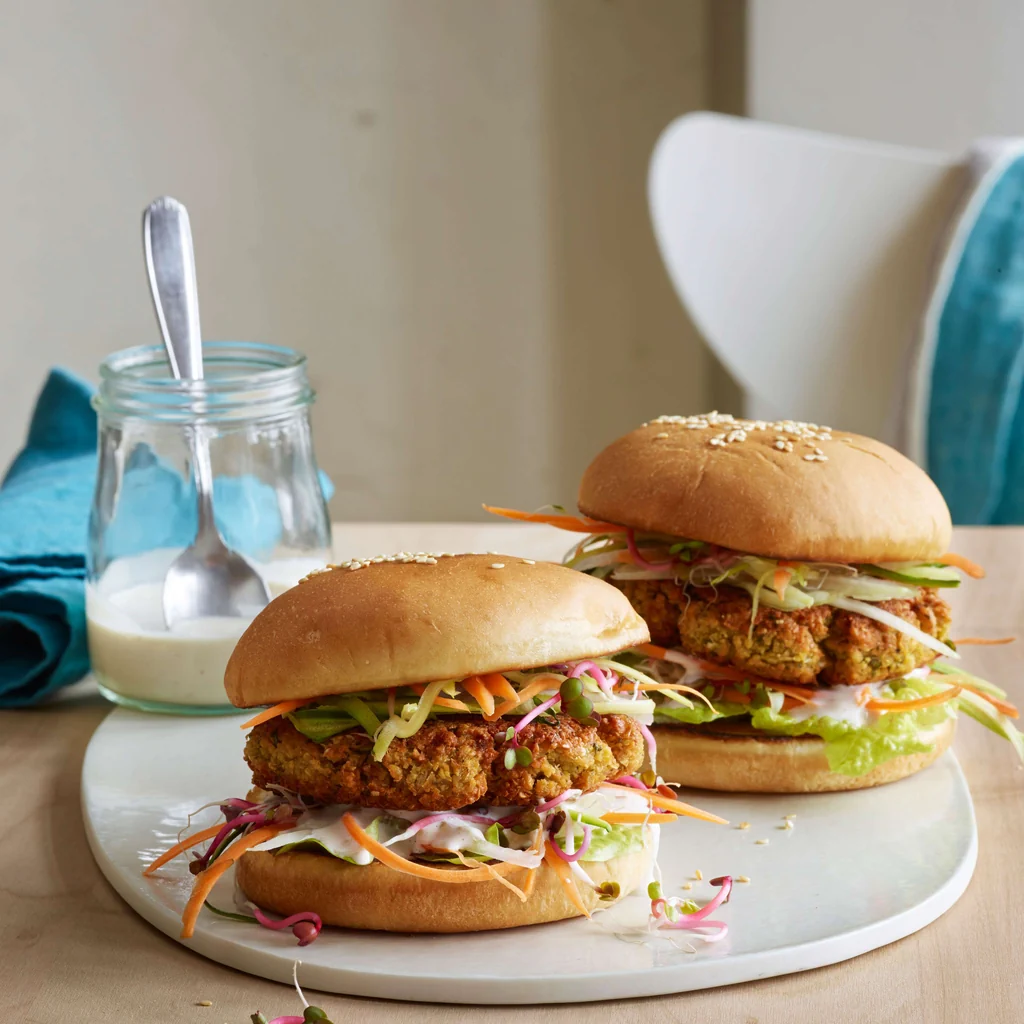 Burger di falafel con salsa all’aglio e al peperoncino