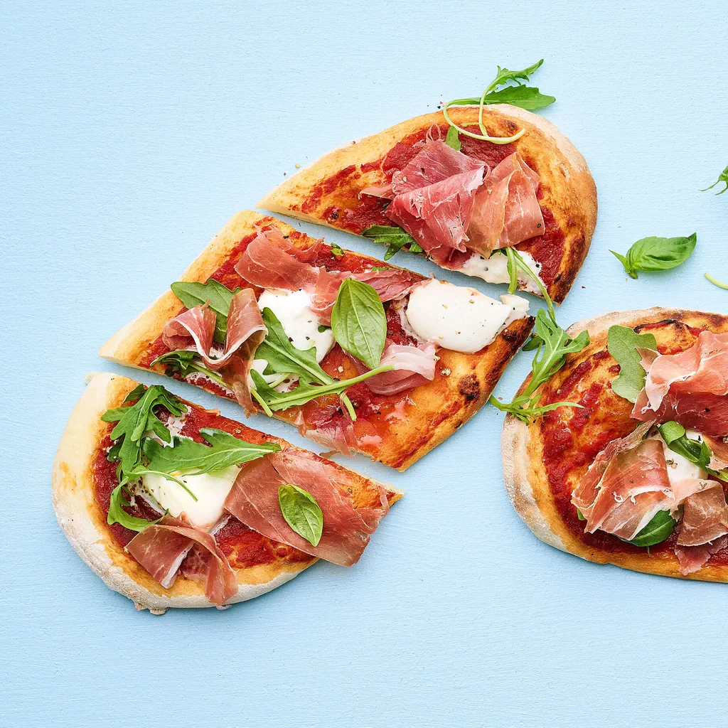 Pinsa con prosciutto crudo per l'aperitivo