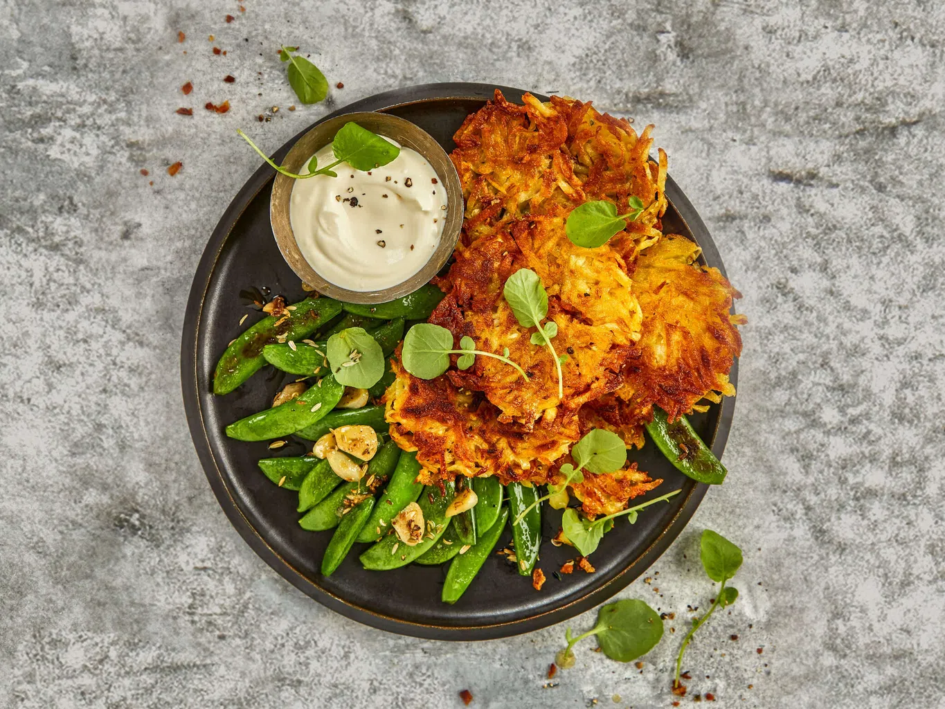 Kleine Knusperrösti mit gebratenen Knackerbsen