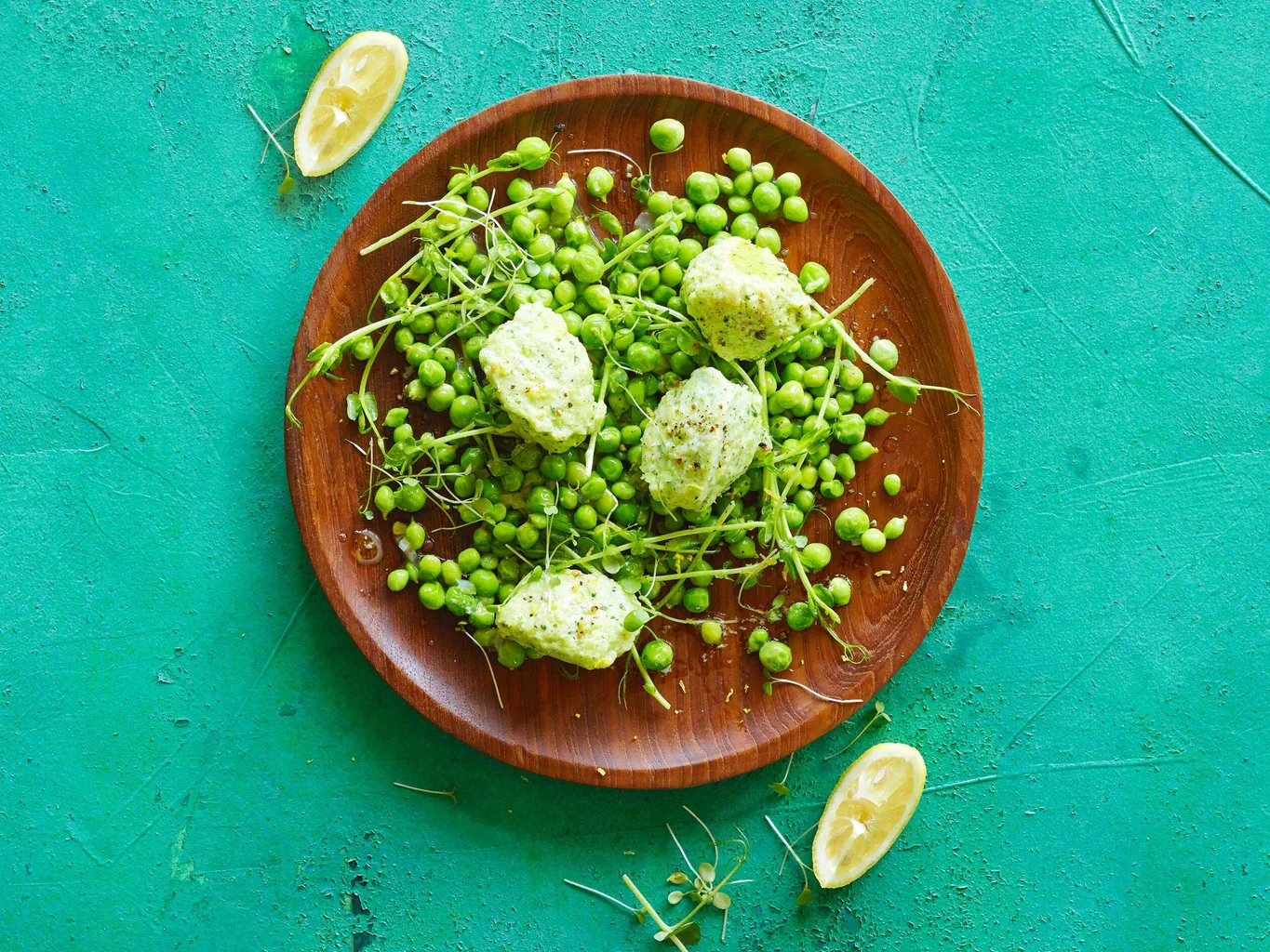Quenelles à la ricotta sur petits pois au beurre