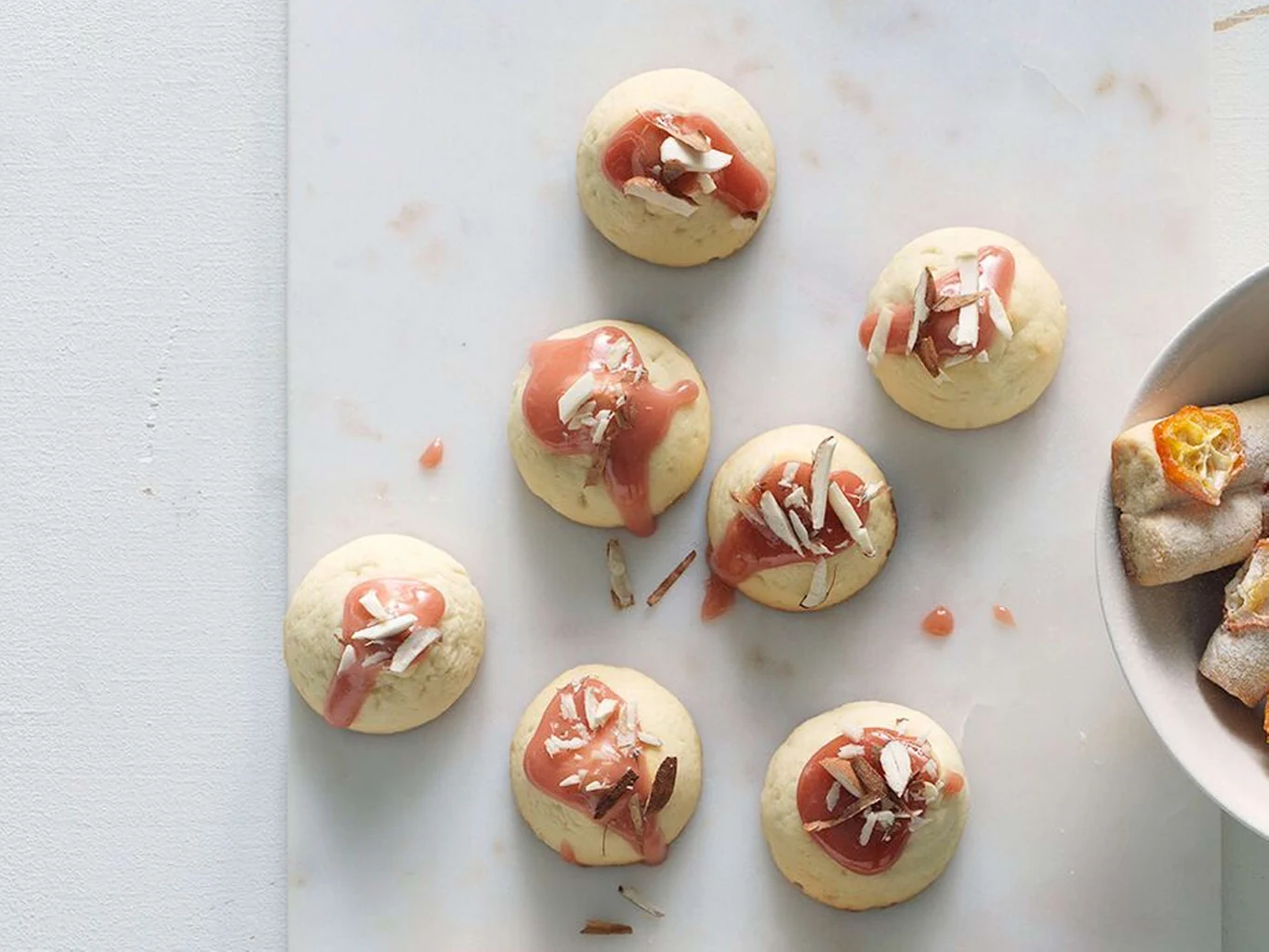 Bouchées à la frangipane avec gelée de baies