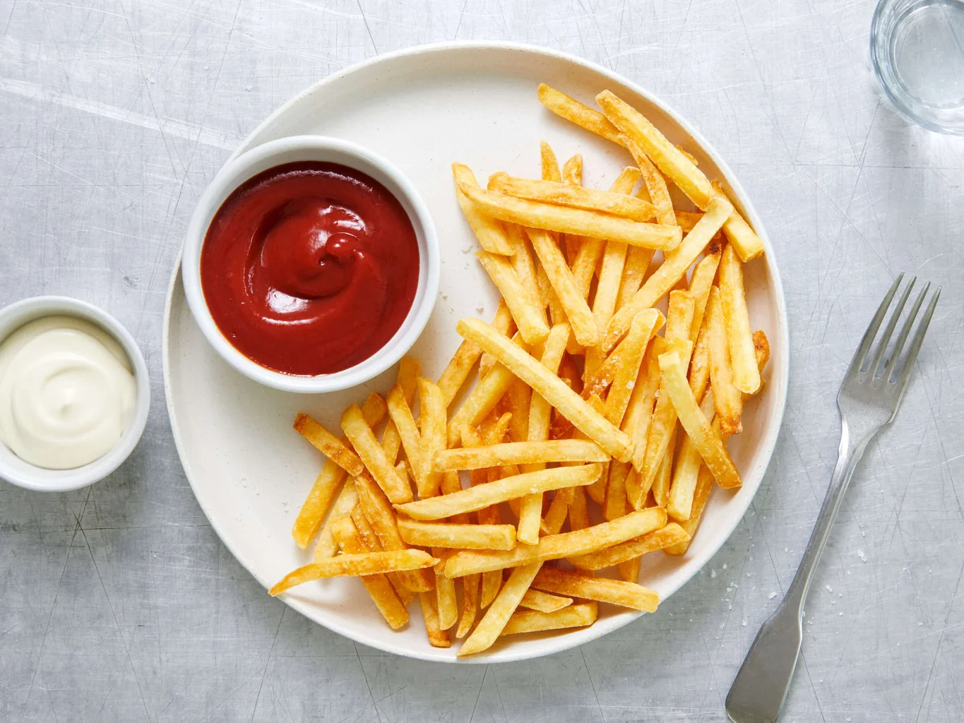 Pommes frites mit Ketchup und Mayo