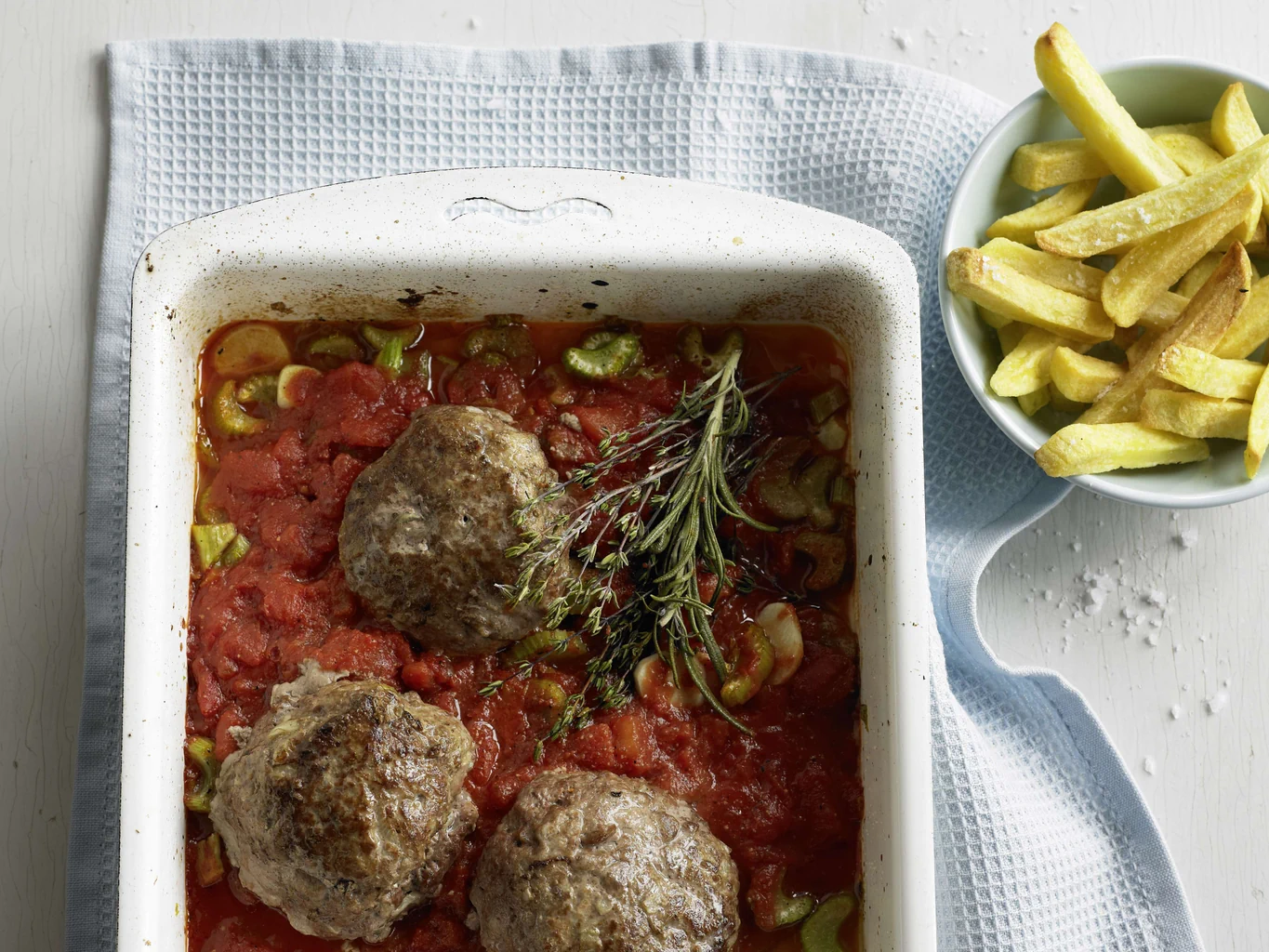 Hackfleischkugel mit Tomatensauce