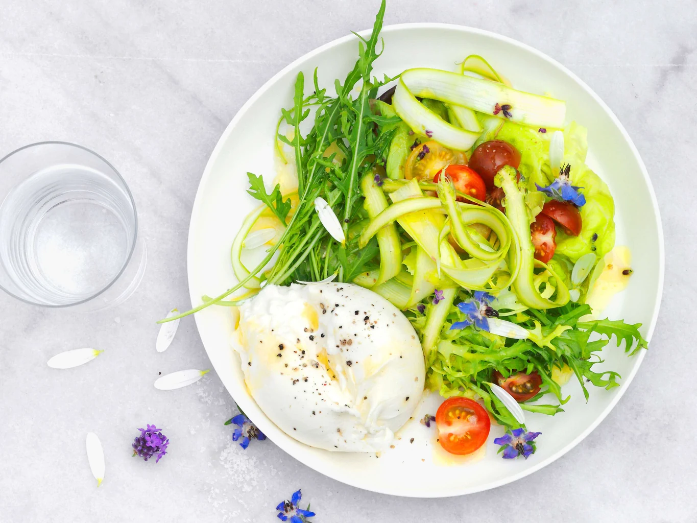 Blütensalat mit Spargeln und Burrata