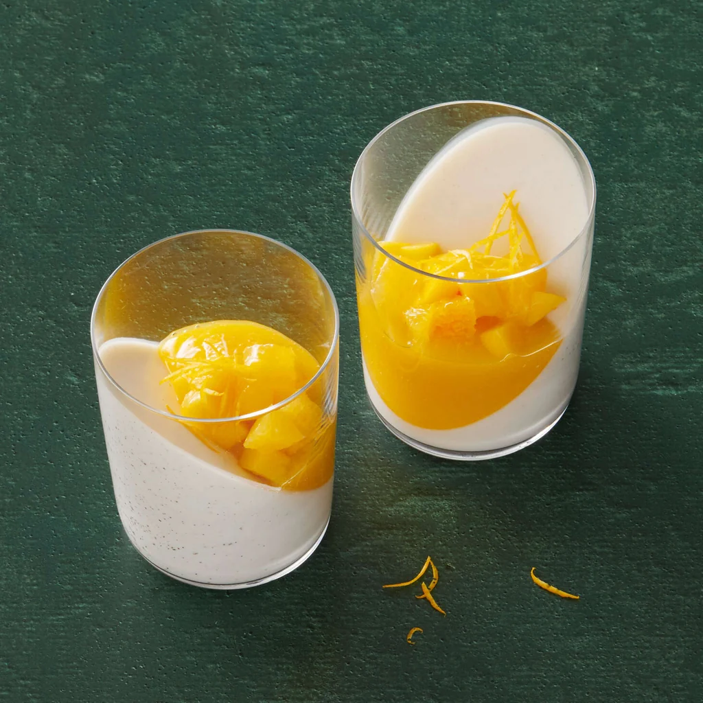 Panna cotta à la noix de coco avec coulis de mangue