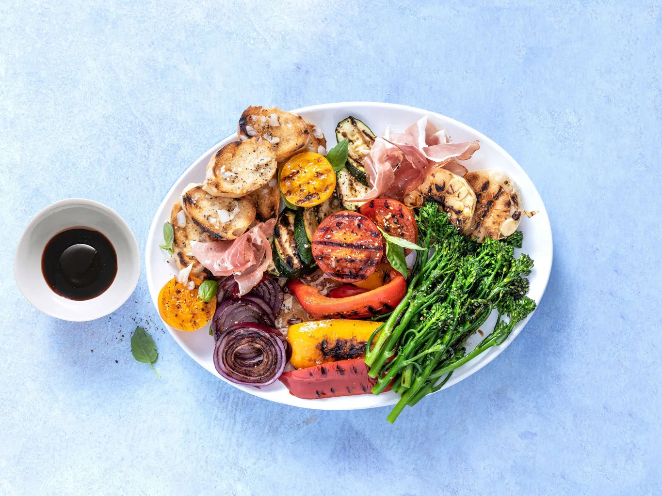 Légumes grillés avec crostini à l'ail