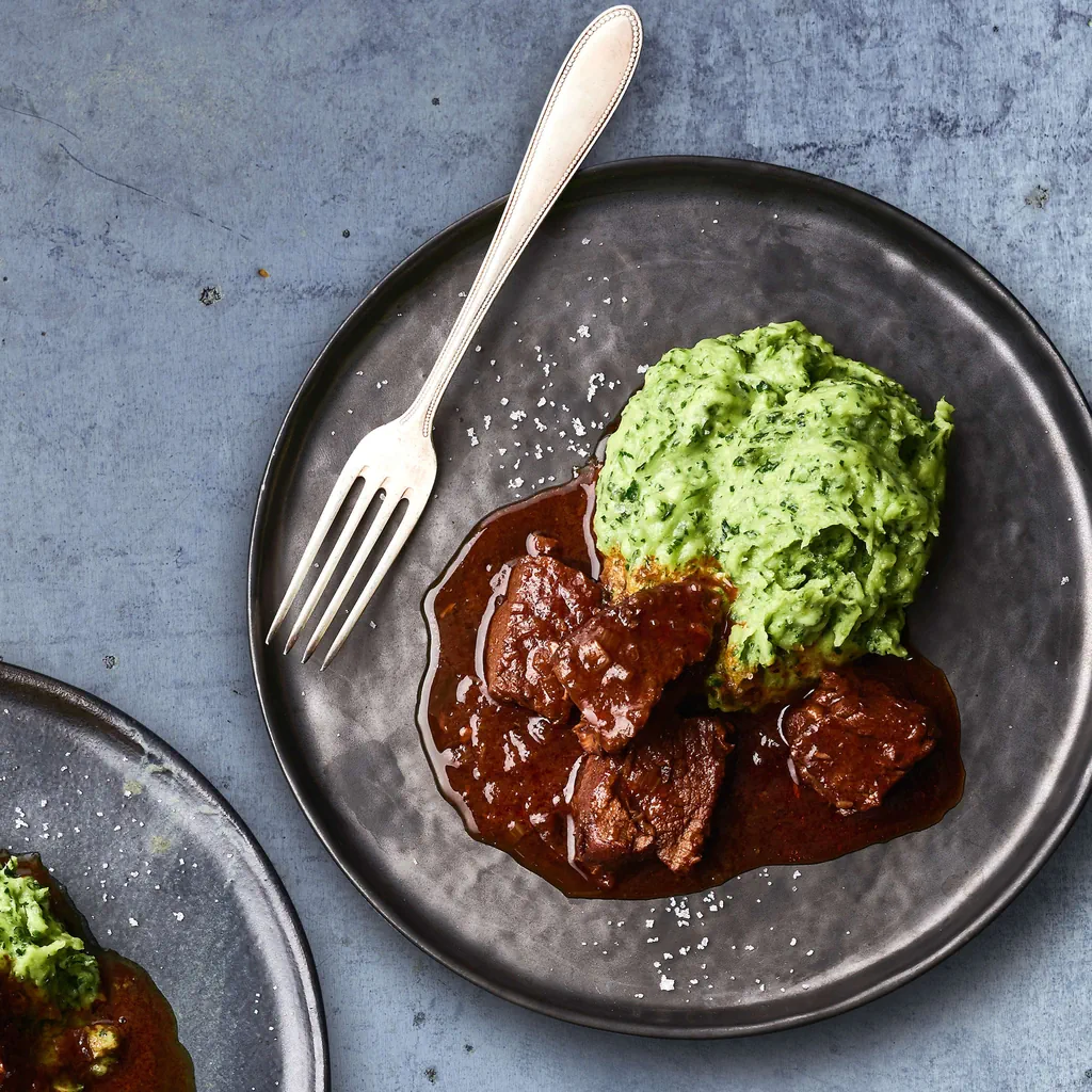 Rindsragout mit Guinness auf Federkohlstock