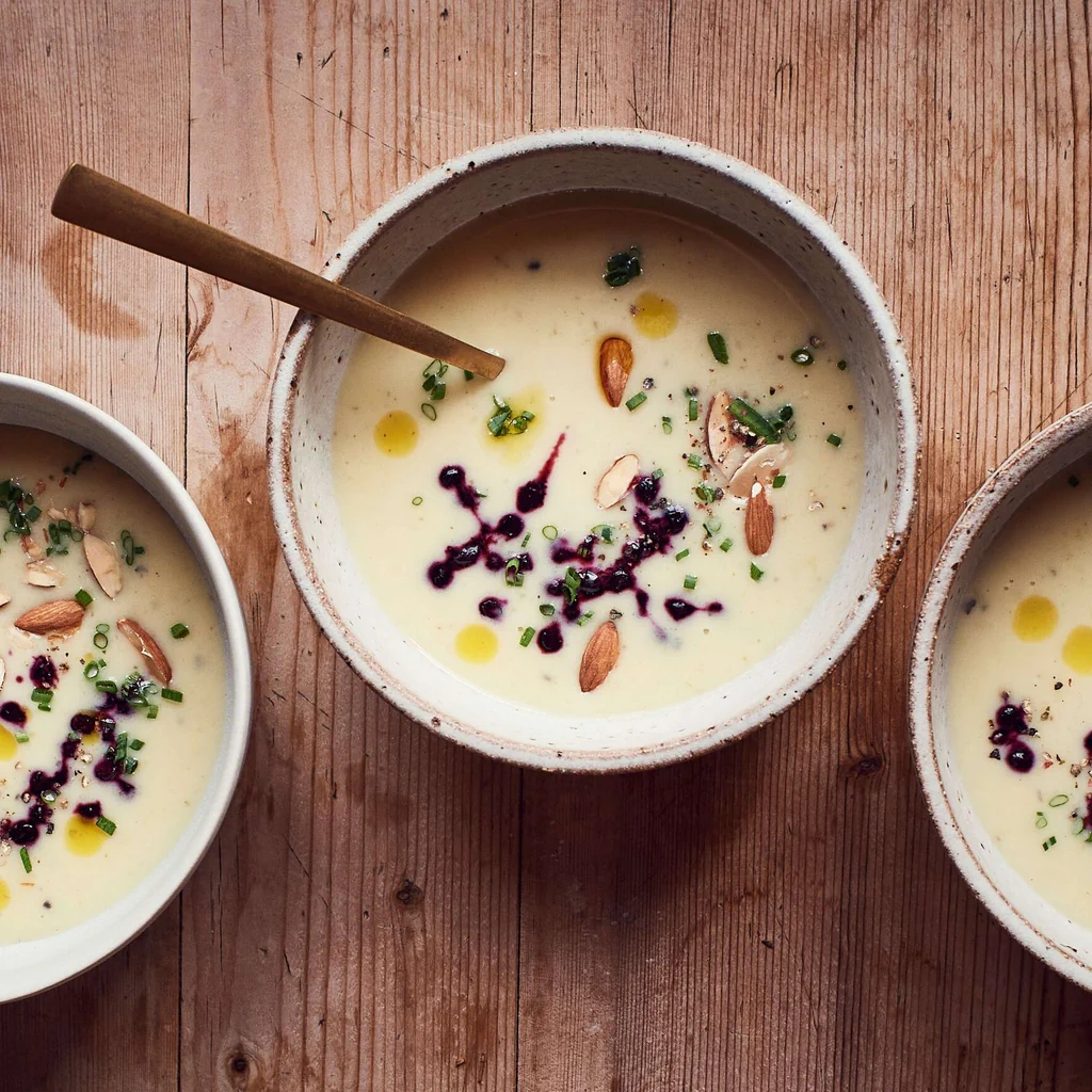 Kartoffelsuppe mit Wacholder und Heidelbeeren