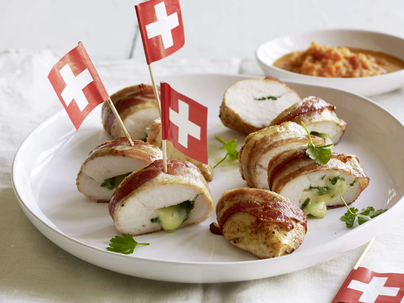 Häppchen von Pouletbrüstchen mit Gemüsesauce