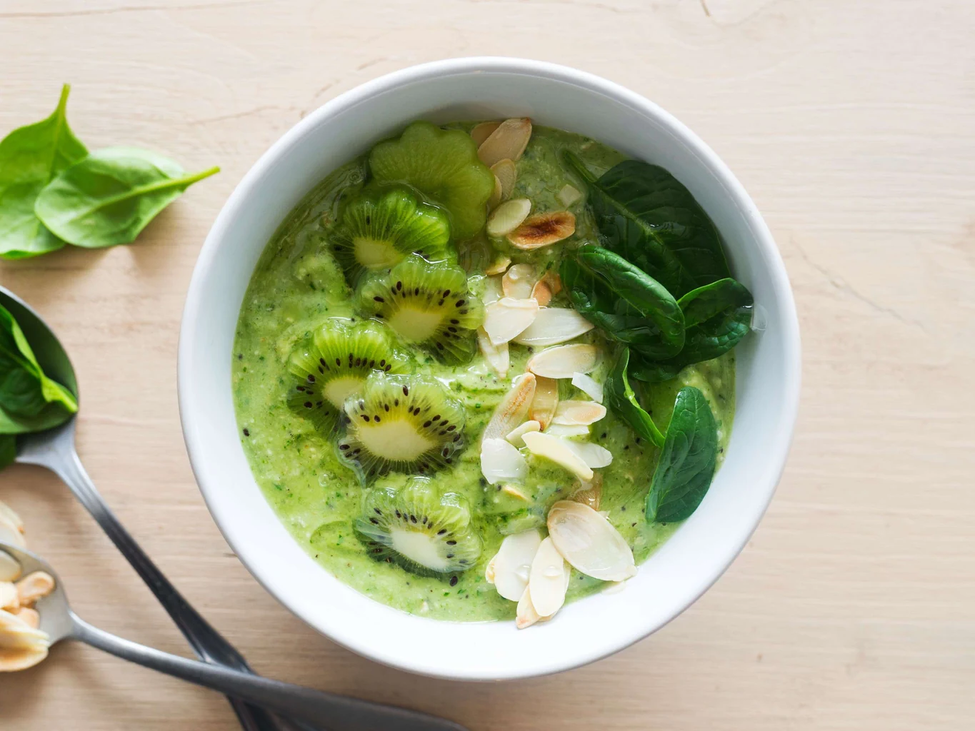 Smoothie bowl al kiwi e agli spinaci