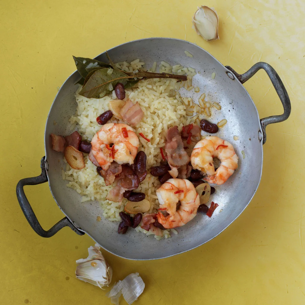 Poêlée de riz avec crevettes, haricots et lard