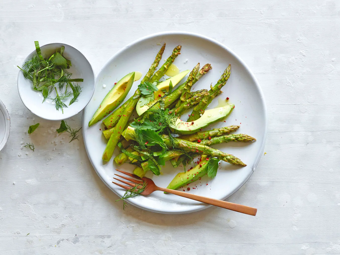 Spargel-Avocado-Salat mit Kräutern