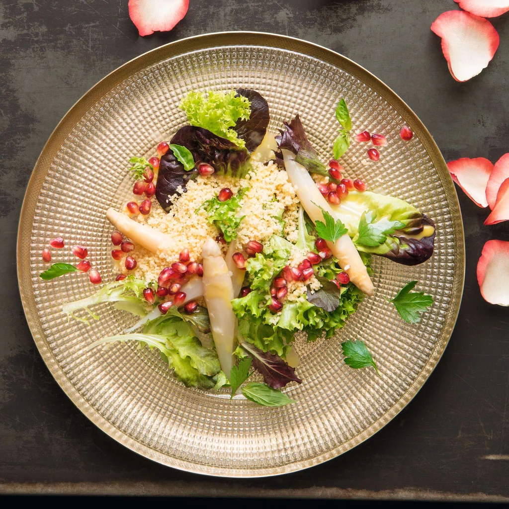 Blattsalat mit Couscous, eingelegten Spargeln und Granatapfel