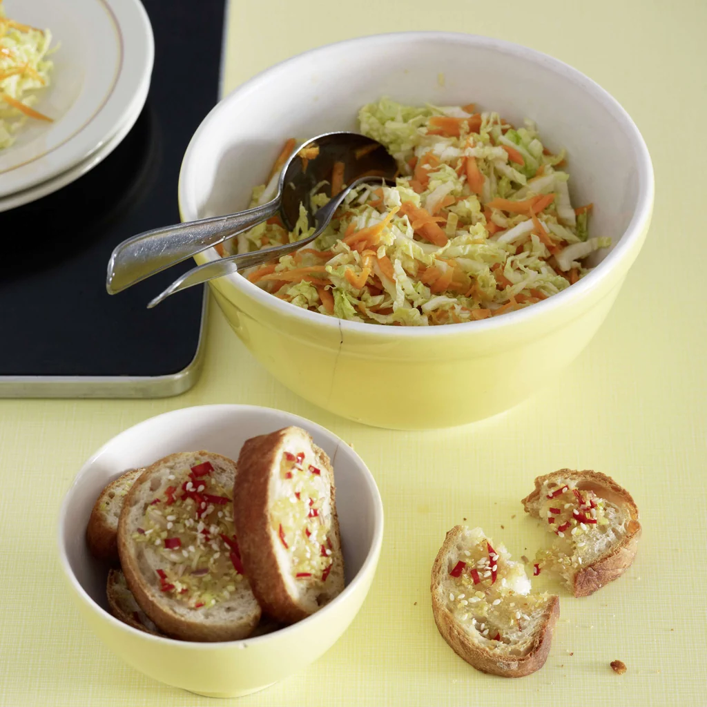 Chinakohl-Salat mit Zitronengras-Crostini