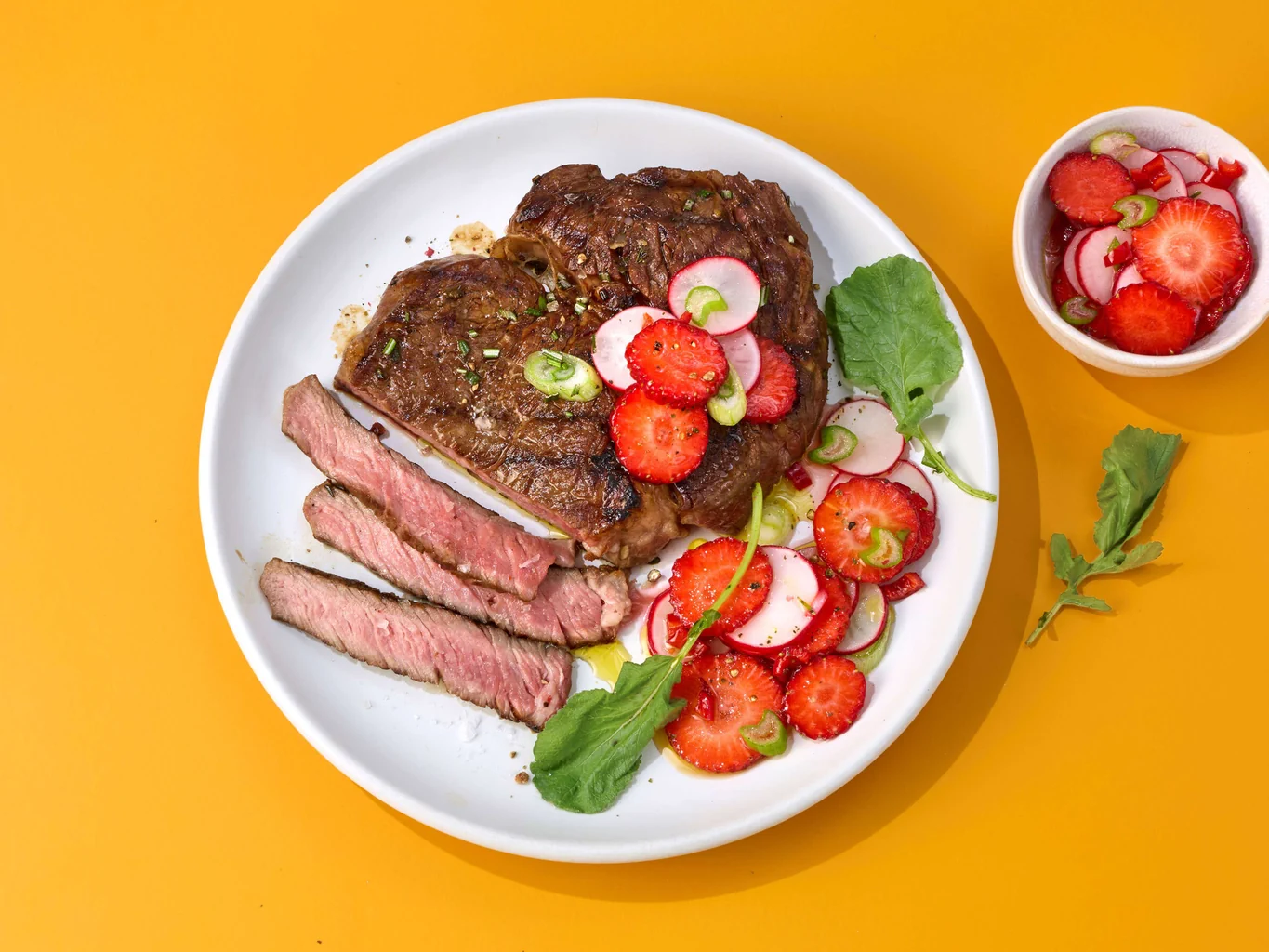 Hohrückensteak mit Erdbeer-Radieschen-Salsa
