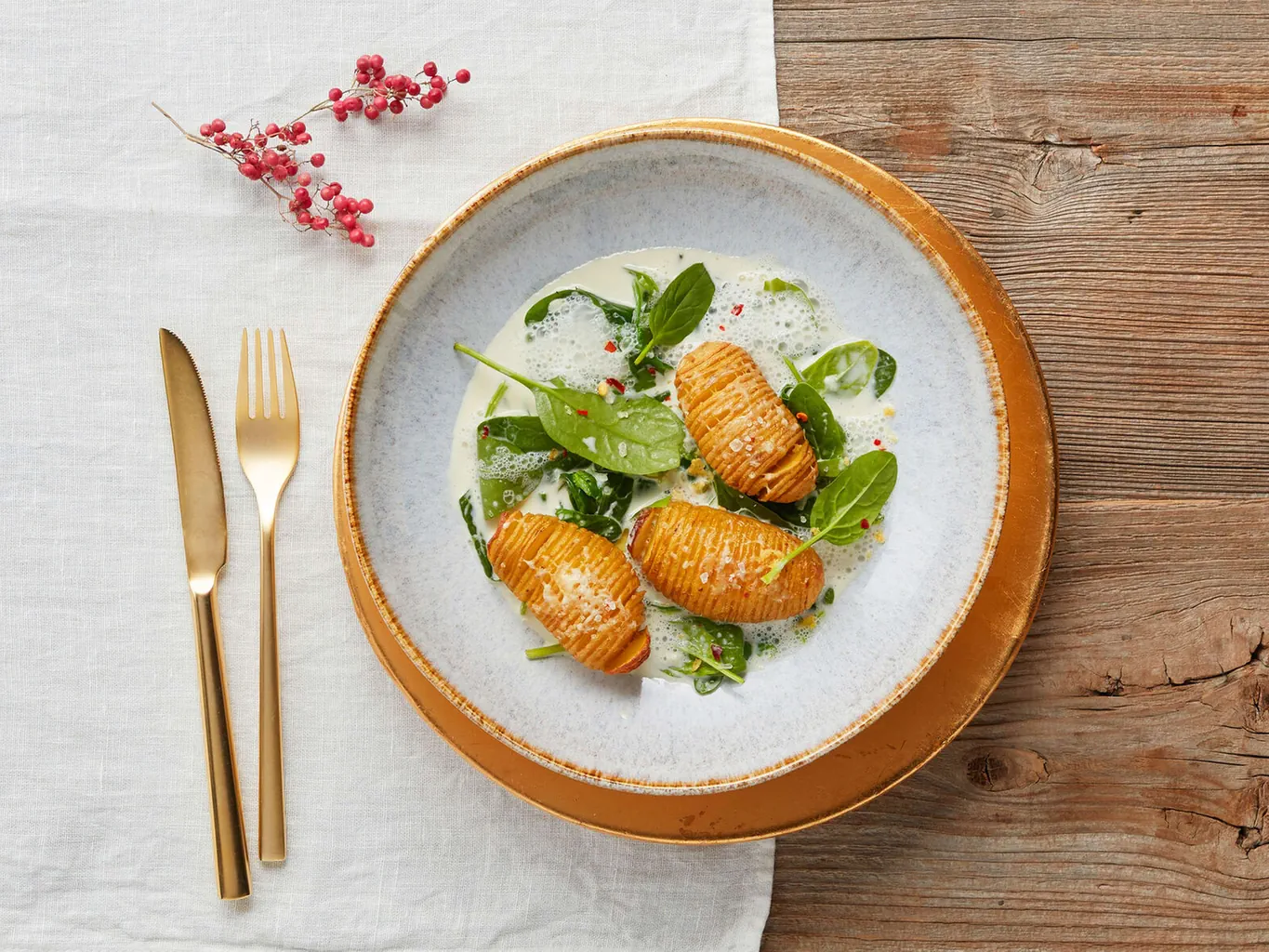 Pommes de terre en éventail avec épinards