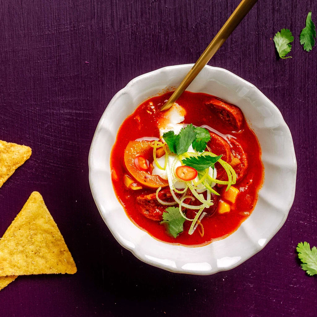 Soupe de tomates avec haricots, maïs et chorizo 
