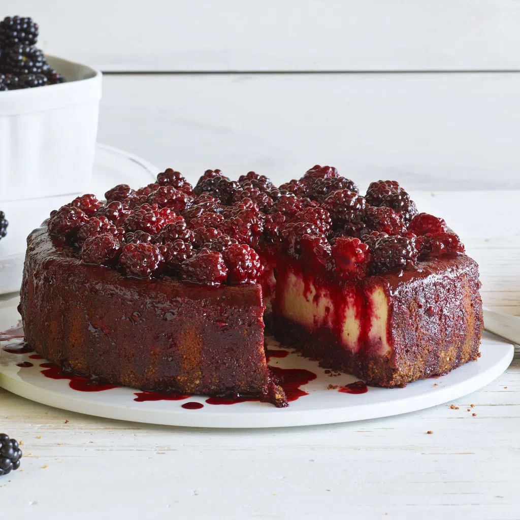 Laktosefreier Cheesecake mit Brombeer-Topping