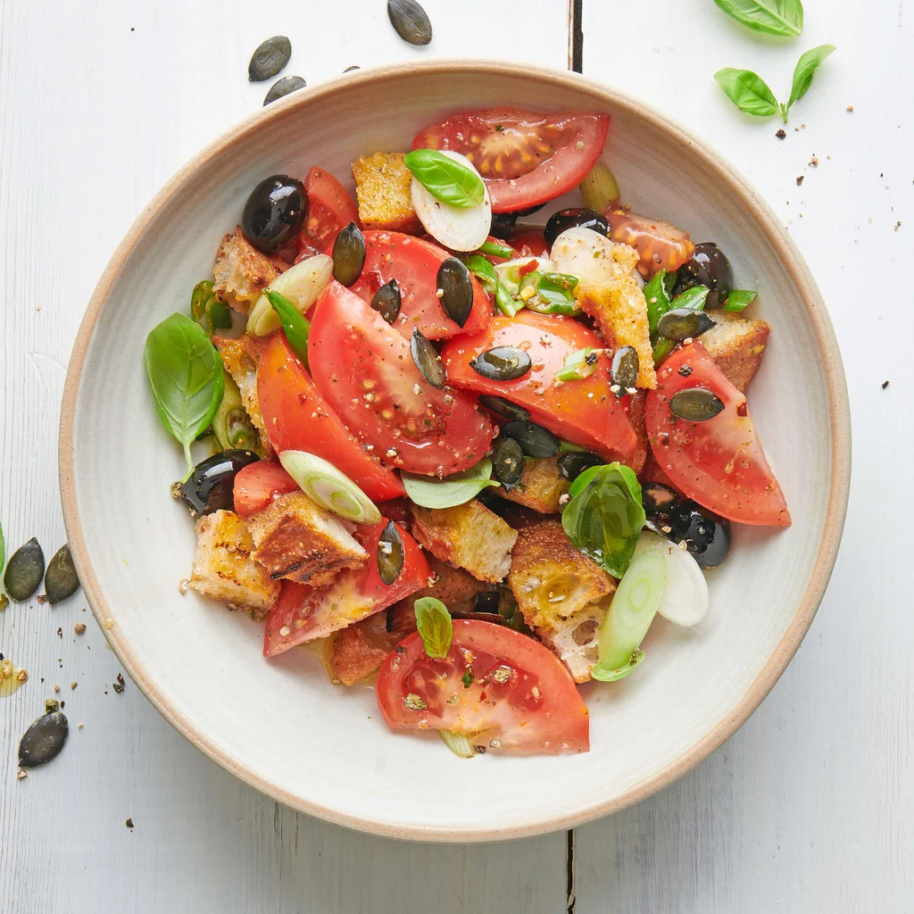 Insalata di pane tostato ai pomodori