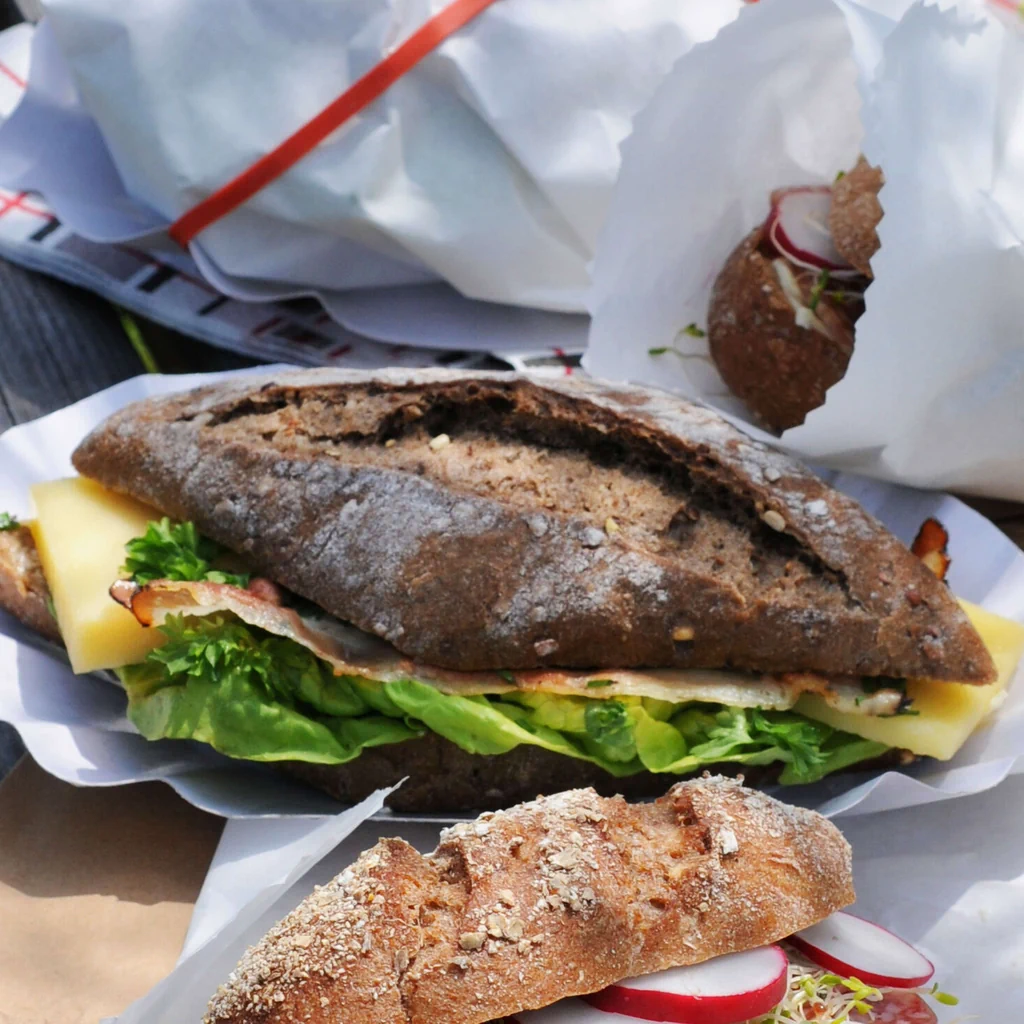 Panino con formaggio, pancetta ed erbe