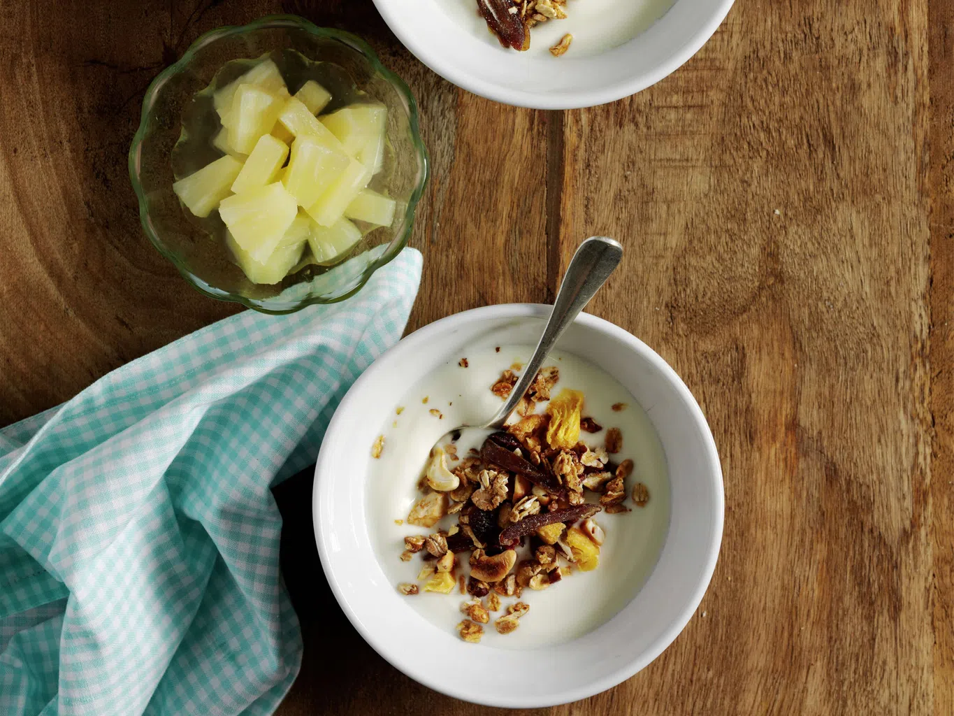 Granola con fiocchi, noci e frutta secca