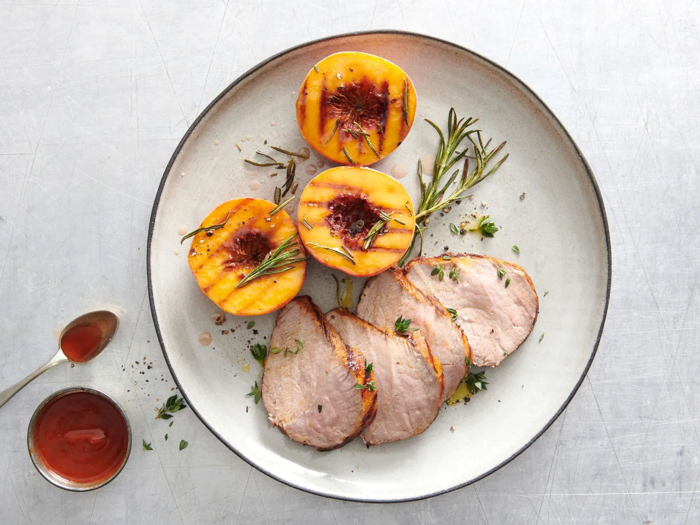 Noce di vitello con pesche e salsa sriracha ai lamponi