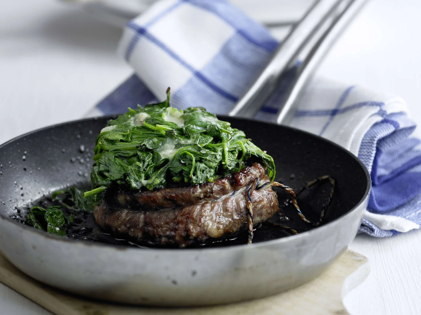 Kalbshohrückensteak mit Spinathaube