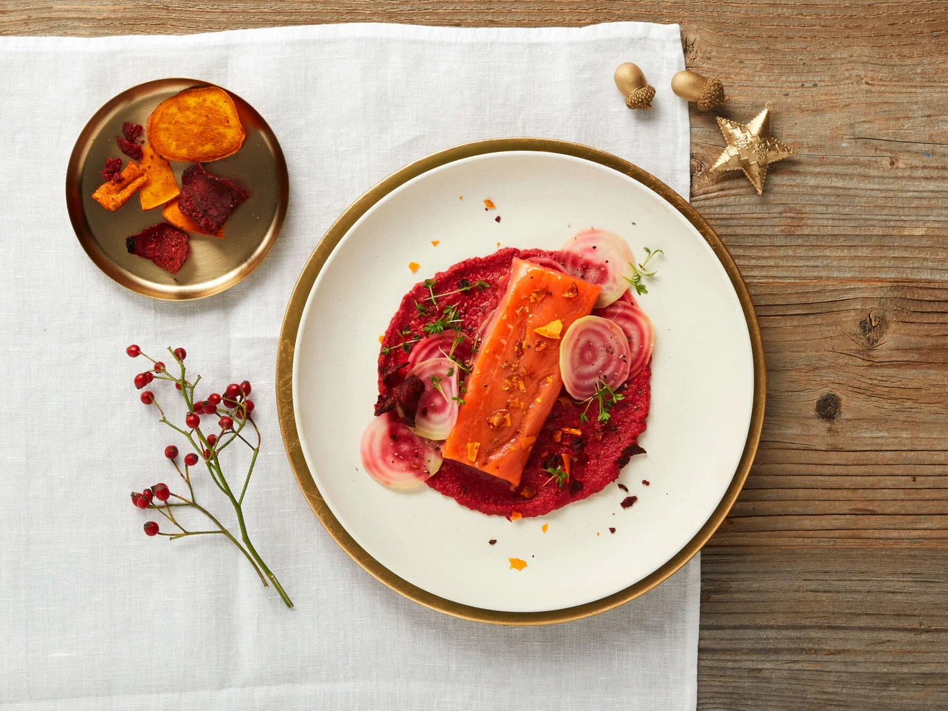 Geräuchertes Lachsfilet auf Randencreme