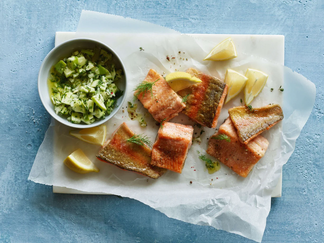 Filetti di trota con salsa alle erbe e alla mela