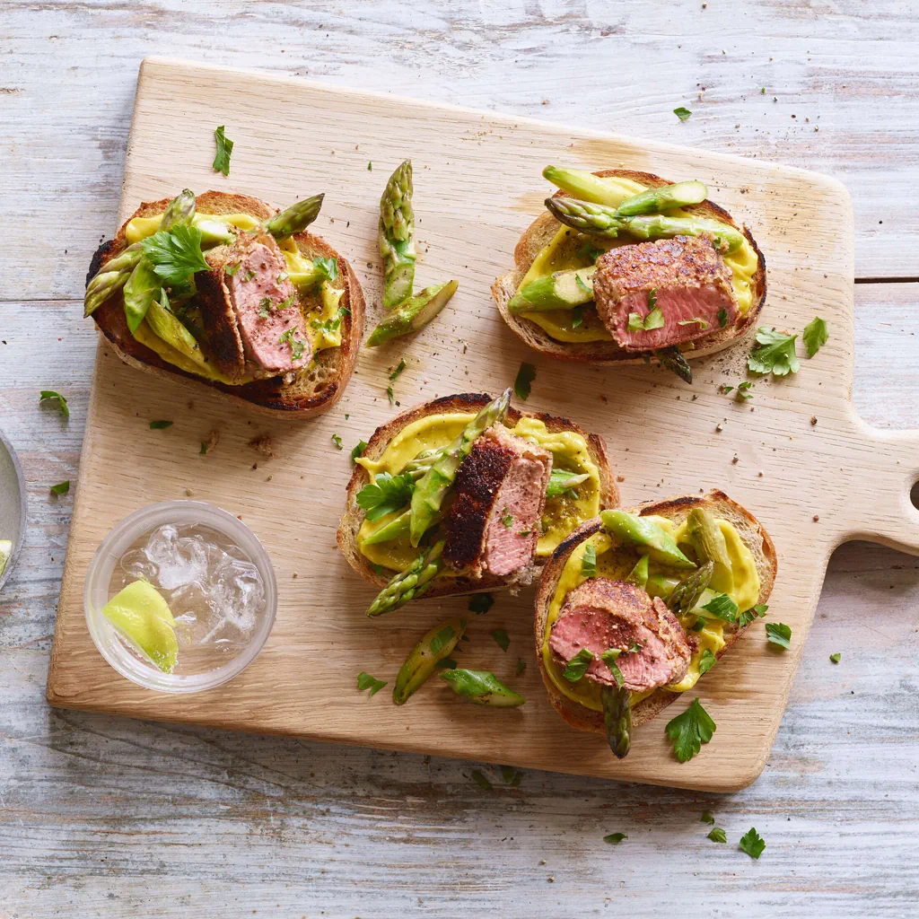 Tartine agli asparagi con agnello