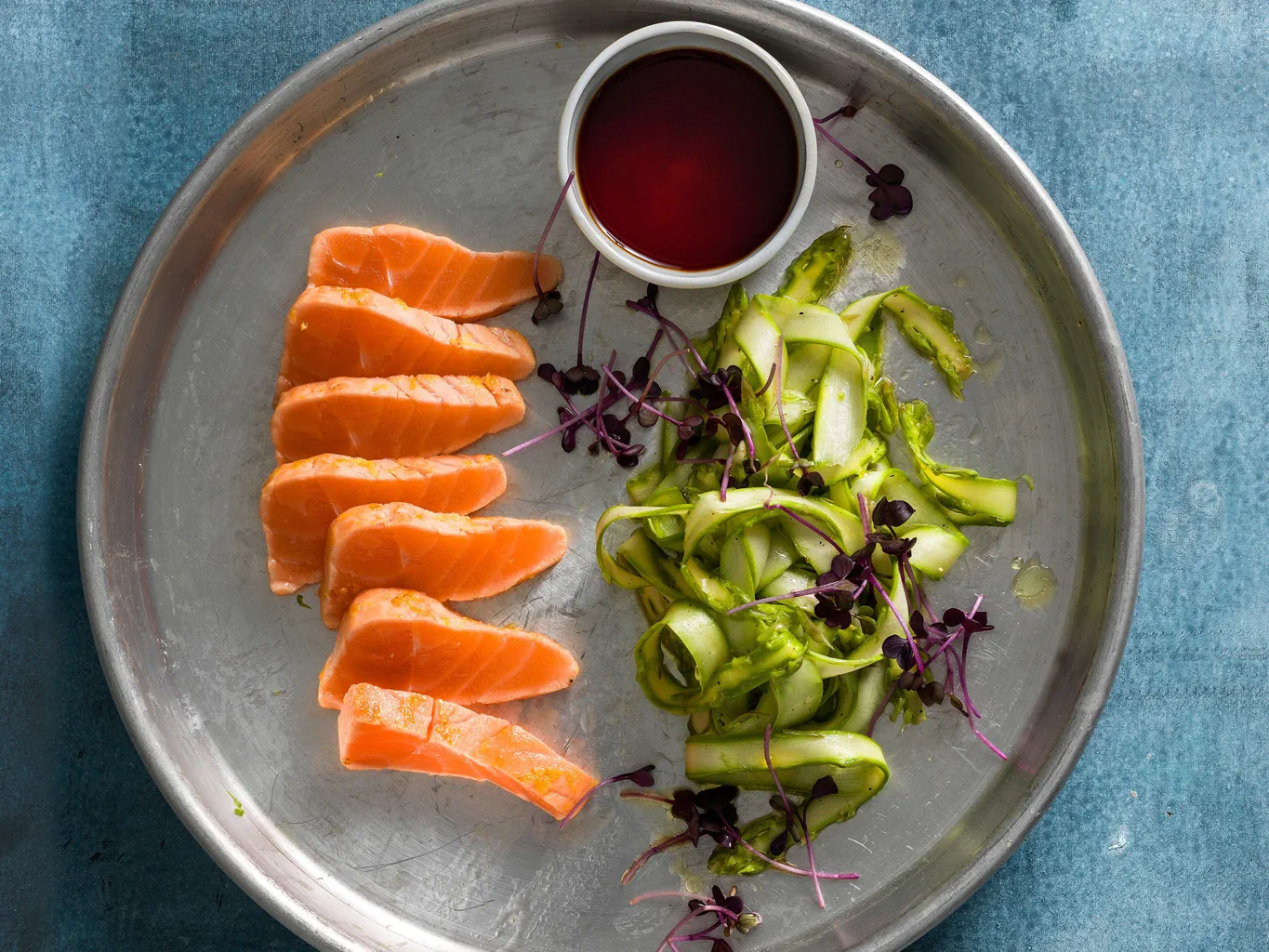 Lachs-Tataki mit Spargeln