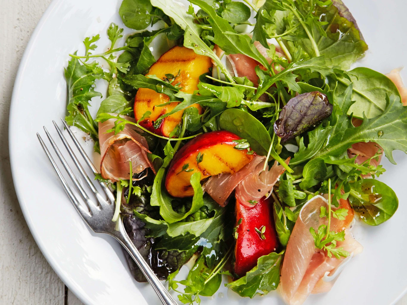 Insalata con prosciutto crudo e pesche al timo