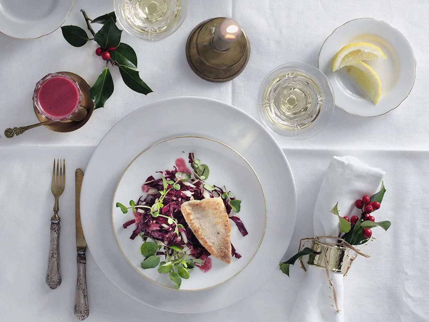 Filet de perche sur lit de salade avec sauce au poivre